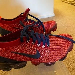 Woman’s vapor max tennis shoe